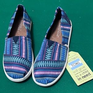 Toms size 4 youth NEW